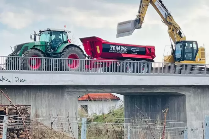 Die Erpolzheimer Firma Zein beim Abtransport von Gleisschotter auf der neu gebauten Erpolzheimer Bahnbrücke.