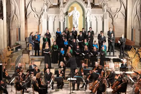 Beim Konzert zur Orgeleinweihung in der Speyerer Gedächtniskirche: die Evangelische Jugendkantorei der Pfalz unter Jochen Steuer