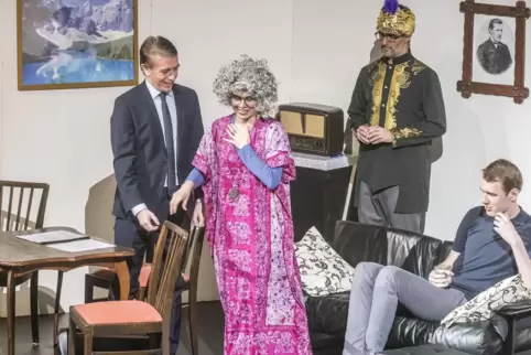 Die Theaterruppe der Uni spielt eine schwarze Komödie (von links): Michael Emde, Parya Memar, Ashish Khullar und Jonathan Püttma