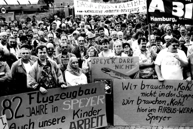 Demonstration vor den Werkstoren Ende 1995: In Speyer und Umland ging die Angst um Arbeitsplätze um.