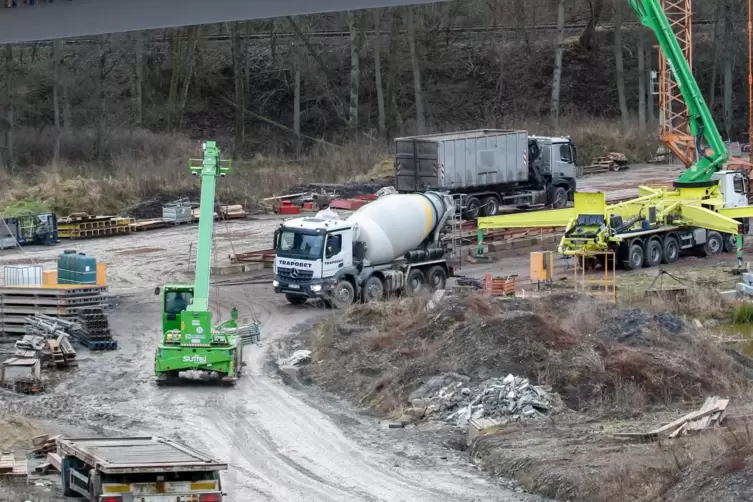 160 Kubikmeter Beton hat das gelbe Pumpenfahrzeug in die Höhe gefördert, und das Betonrohr-Tentakel hat sie auf die Brücke gespu