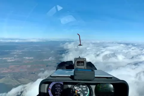 Blick aus dem Cockpit: Reinhold Mallik im Segelflug über den Wolken