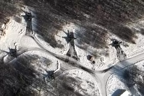 Russland hat auch nach Belarus Truppen und Gerät verlegt. Dieses aktuelle Satellitenbild vom belarussischen Flugplatz Luninets s