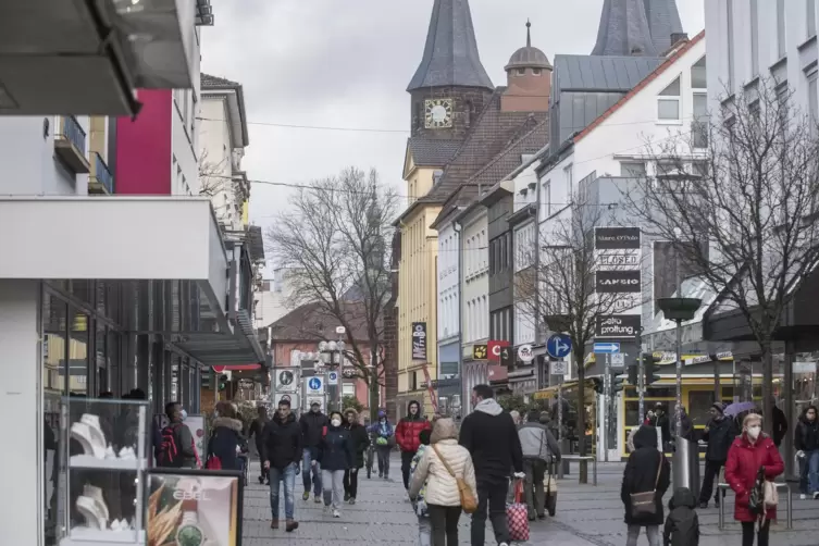 Die Frequenz hält sich in Grenzen: die Fußgängerzone am Samstagmittag. 