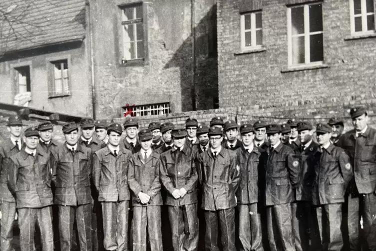 Der Zivile Bev&ouml;lkerungsdienst von V&ouml;lklingen 1962. Das rote X markiert den damals 18-j&auml;hrigen Siegfried Jonas. 