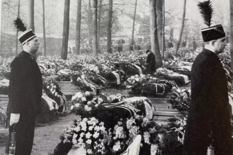 Beerdigung der 299 Bergleute am 10. Februar 1962, Foto abgebildet in der Werkzeitung &bdquo;Schacht und Heim&ldquo;. 