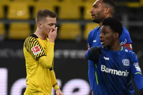 Ratlos gegen Bayer: BVB-Kapitän Marco Reus beim 2:5 gegen Leverkusen. Rechts Jeremie Frimpong und Jonathan Tar. 