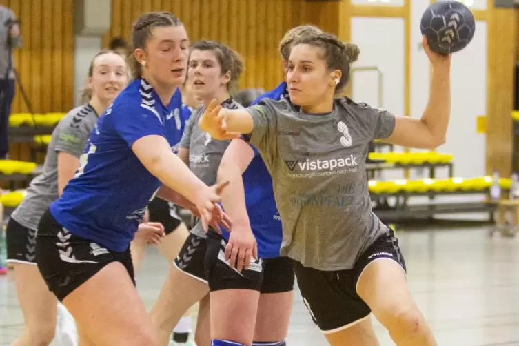Lara Schlicker (beim Wurf) machte eines ihrer besten SV-Spiele seit langem. Sie traf viermal. 