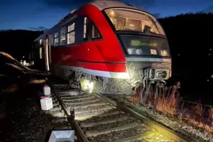Der Triebwagen der Regionalbahn 68 in Richtung Saarbrücken fuhr über einen Baumstamm (links hinten zu sehen) und wurde dabei sch Der Triebwagen der Regionalbahn 68 in Richtung Saarbrücken fuhr über einen Baumstamm (links hinten zu sehen) und wurde dabei sch