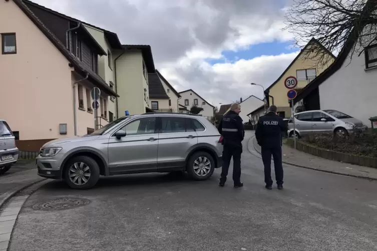 Die Polizei hat den Bereich um die Maria-Montessori-Grundschule in Winnweiler weiträumig abgesperrt. 
