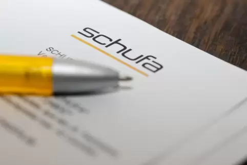 Die Schufa sammelt Informationen über Privatpersonen und Unternehmen, auf deren Basis sie dann Einschätzungen zu deren Kreditwür