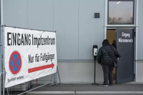 Diese Tür führt in das Impfzentrum. 