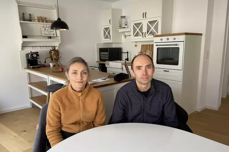 Anna und Alexander Holzeimer in der neu renovierten Wohnung, in der auch die Kurse stattfinden. 