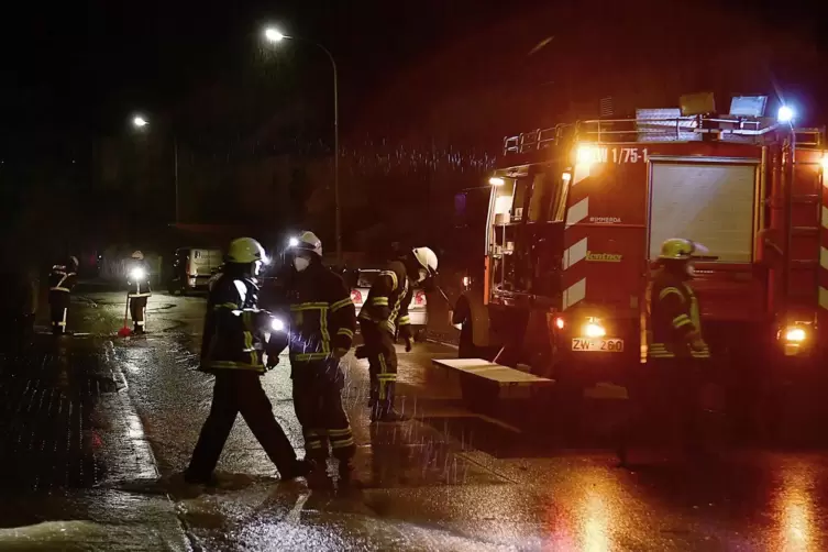 Die Zweibrücker Feuerwehr war bis spät in die Nacht im Einsatz um den Wassermassen Herr zu werden. 