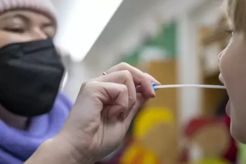 In Kitas wird verstärkt auf freiwillige Lolli-Tests gesetzt, um das Infektionsrisiko in den Einrichtungen zu reduzieren. In Kitas wird verstärkt auf freiwillige Lolli-Tests gesetzt, um das Infektionsrisiko in den Einrichtungen zu reduzieren.