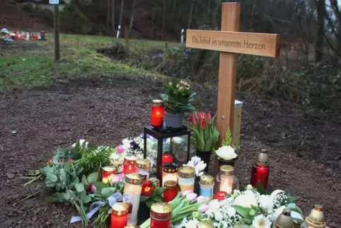 Die Gedenkstelle nahe des Tatorts, an dem zwei Polizisten erschossen wurden. 