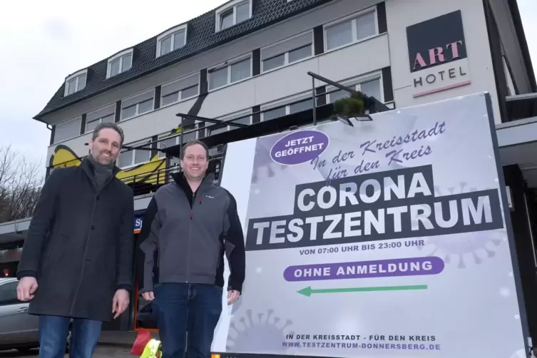 Martin Braun (links) und Patrick Barth haben gemeinsam das Corona-Testzentrum Donnersberg am Art-Hotel Braun eröffnet. 
