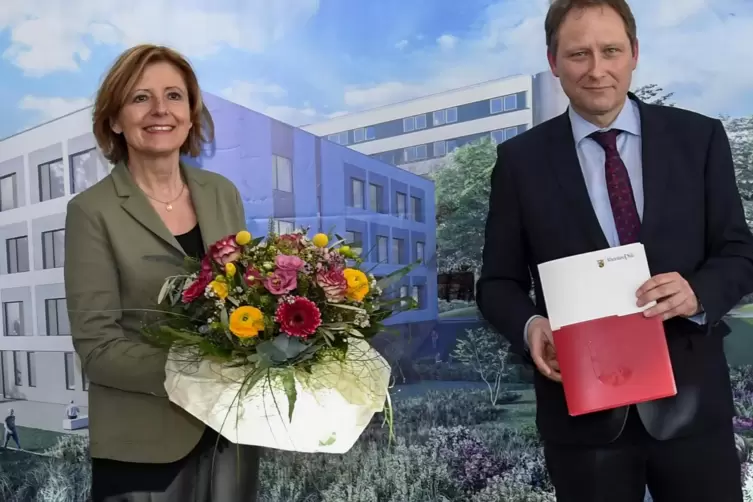 Für Ministerpräsidentin Malu Dreyer gab es Blumen als nachträglichen Geburtstagsgruß, für Oberbürgermeister Martin Hebich einen 