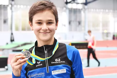 Mit Stolz präsentiert: Ben Silas Kribelbauer zeigt seine Silbermedaille von den Süddeutschen. Mit Stolz präsentiert: Ben Silas Kribelbauer zeigt seine Silbermedaille von den Süddeutschen.
