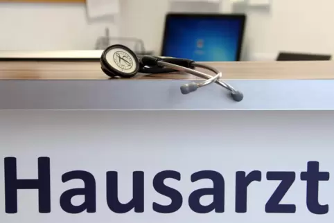 Aufgrund der aktuell hohen Infektionszahlen seien manche Hausarztpraxen bereits zur Teilschließung gezwungen, andere hätten ihre