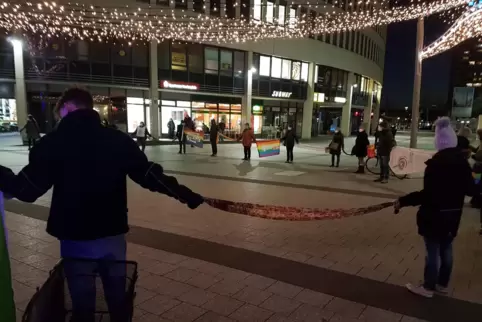 300 Personen trafen sich am Montag, um gegen die vorgeblichen „Spaziergänger“ zu demonstrieren. Eine solche Veranstaltung in For