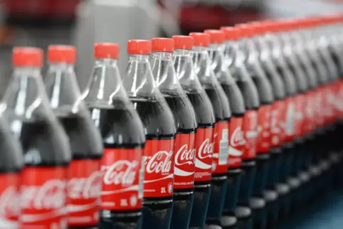 Die alten Deckel der Cola-Einweg-Flasche werden bisher zu 95 Prozent mit der Flasche zurückgegeben. Diese Quote soll künftig bei