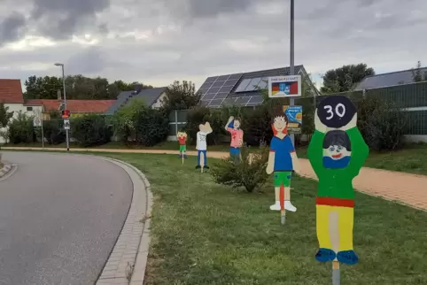 Am Ortseingang von Dudenhofen: Tempo-30-Figuren.