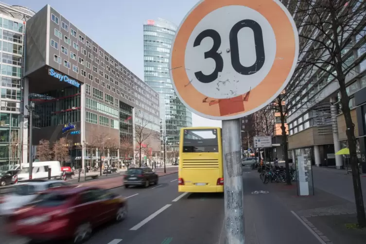 Vor allem auf Hauptverkehrsstraßen gewünscht: Tempo 30, wie hier auf der Leipziger Straße in Berlin. Dort herrscht seit einem Pi