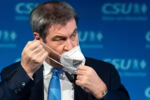 Hauptsache, das Fähnchen flattert gut sichtbar im Wind: Bayerns Ministerpräsident Markus Söder (CSU). Hauptsache, das Fähnchen flattert gut sichtbar im Wind: Bayerns Ministerpräsident Markus Söder (CSU).