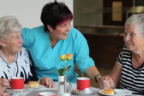 Pflegerin und Bewohner des Hauses Bethanien in der dortigen Cafeteria. 