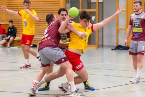 Seit der D-Jugend als Kreisläufer am Start: Der 18-jährige Laurenz Pabst (am Ball) bekommt auch in der ersten Herrenmannschaft d