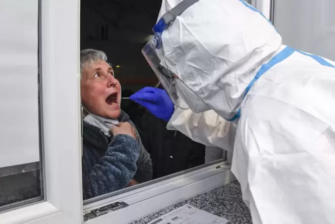 Etwa 40 bis 50 PCR- und 20 bis 30 Schnelltests machen die Ehrenamtlichen der DLRG im Schnitt pro Öffnungstag. Hier nimmt Daniel Etwa 40 bis 50 PCR- und 20 bis 30 Schnelltests machen die Ehrenamtlichen der DLRG im Schnitt pro Öffnungstag. Hier nimmt Daniel