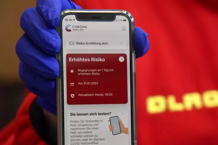 Wenn die Corona-App ein erh&ouml;htes Risiko anzeigt, kann man einen kostenlosen PCR-Test machen lassen. Um die Labore zu entlasten s