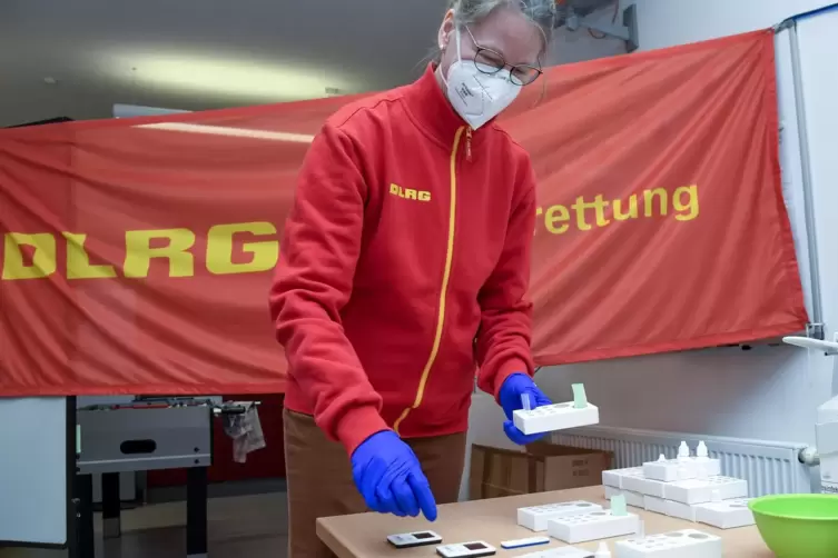 In den R&auml;umen der DLRG-Ortsgruppe werden Besucher nach Voranmeldung viermal pro Woche auf das Coronavirus getestet. Hier sortier