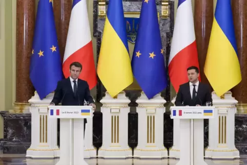  Trafen sich in Kiew: Wolodymyr Selenskyj (rechts), Präsident der Ukraine, und Frankreichs Präsident Emmanuel Macron. 