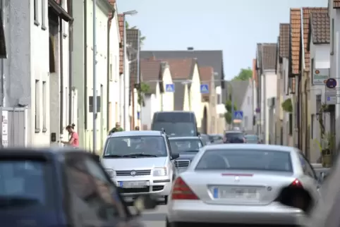 Hohes Verkehrsaufkommen belastet die Hauptstraße in Dannstadt, sie soll mit der zweiten Verkehrsachse entlastet werden.