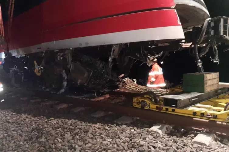 Unter den Zug wurde ein Notdrehgestell geschoben, der Zug konnte daran aber nicht befestigt werden. Das war der Grund, warum er 