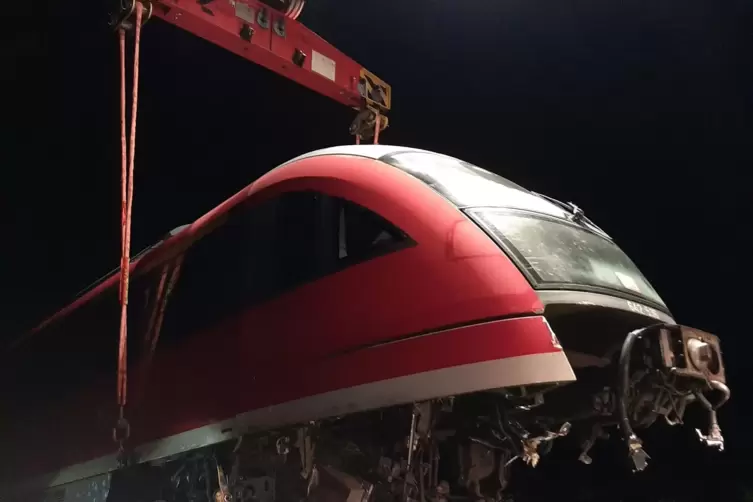 Um kurz nach 22 Uhr hing der Triebwagen am Kran. 