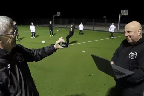 Daniele Breveglieri (rechts) und Michael Hauck mit der Gopro-Kamera im Kreis mit anderen Trainern und Fußballerinnen der Südwest