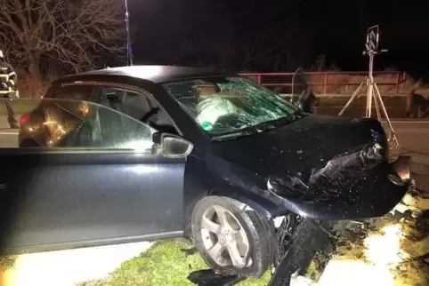 Das zerstörte Auto nach dem Unfall.