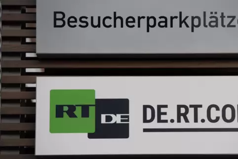 Das Schild des russischen Auslandssenders RT DE hängt vor einem Bürogebäude in Berlin. 