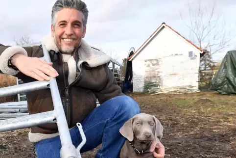 Pascal Vergnaud, hier nicht auf einer Harley, sondern mit Hündin Bella. 