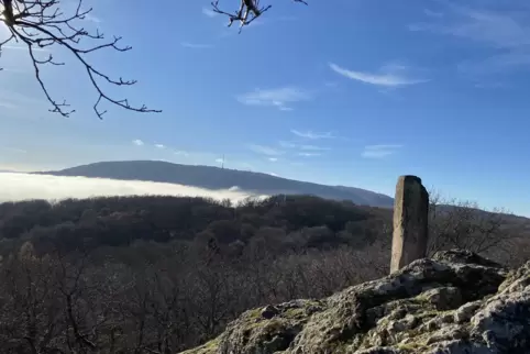 Der Samstag könnte mal wieder einen sonnigen Blick vom Drosselfels zum Donnersberg ermöglichen.