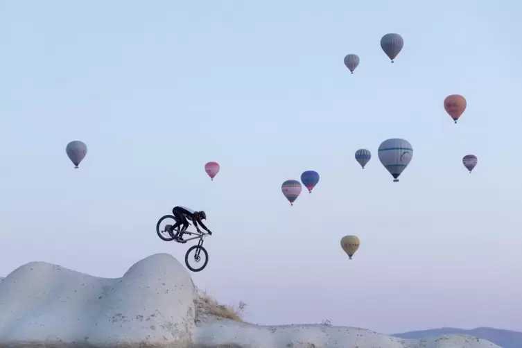 „Follow the Light“: Mountainbiker Kilian Bron überquert die Berge Kappadokiens, gefilmt von Drohnen.