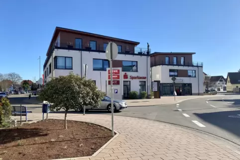 Finden Senioren gefährlich: die Zufahrt zur Raiffeisenstraße in der Ortsmitte, wo sich Supermärkte und das Ärztehaus befinden.