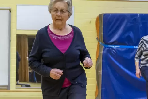 Anneliese Huf am Steppbrett im Kurs „Alter in Bewegung“. 