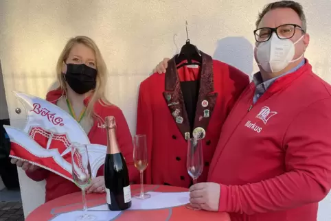 Eigentlich ist ihnen eher nach Selters zumute. Trotzdem gibt es Sekt. Lisa Koch und BiKaGe-Präsident Markus Jäger-Hott.