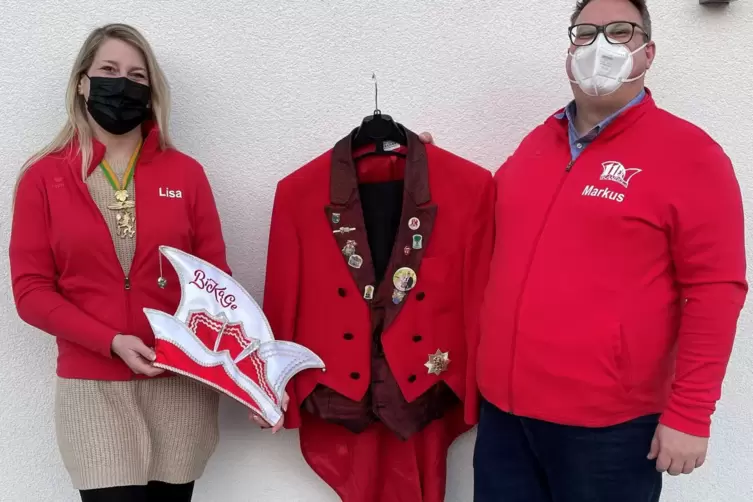 Wollen die Narrenkluft nicht ganz an den Nagel h&auml;ngen und hoffen auf 2023: Lisa Koch und BiKaGe-Pr&auml;sident Markus J&auml;ger-Hott.