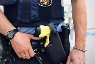 Als der Mann die Beamten angriff, setzten diese eine Taser zur Abwehr ein. 