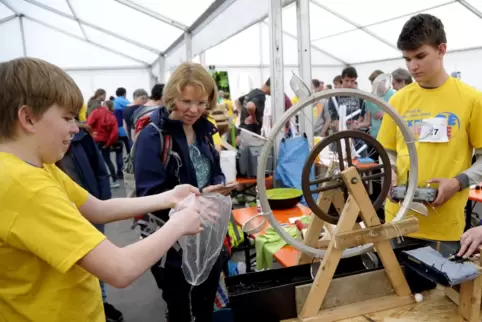 Bei Explore Science können Kinder und Jugendliche selbst naturwissenschaftliche Experimente machen.